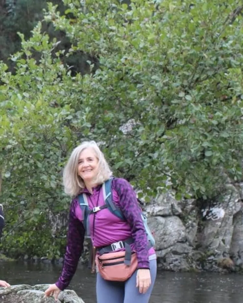 Antonia M. Segura García haciendo senderismo en plena naturaleza