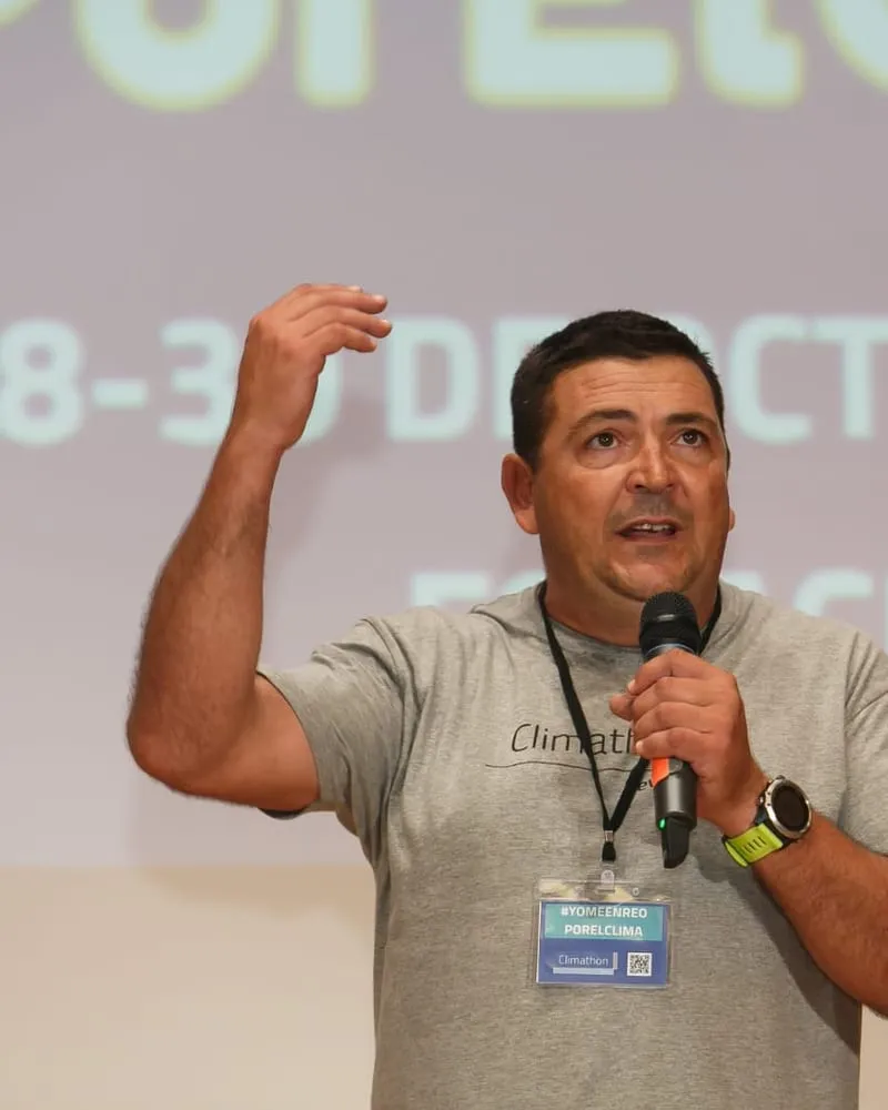 José Antonio Fernández Del Moral interviniendo con micrófono en un evento del Climathon