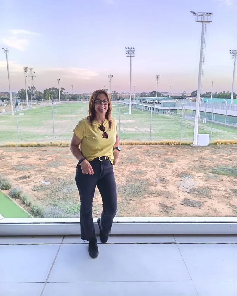 M. Rosa Ojeda Asencio en un campo de fútbol
